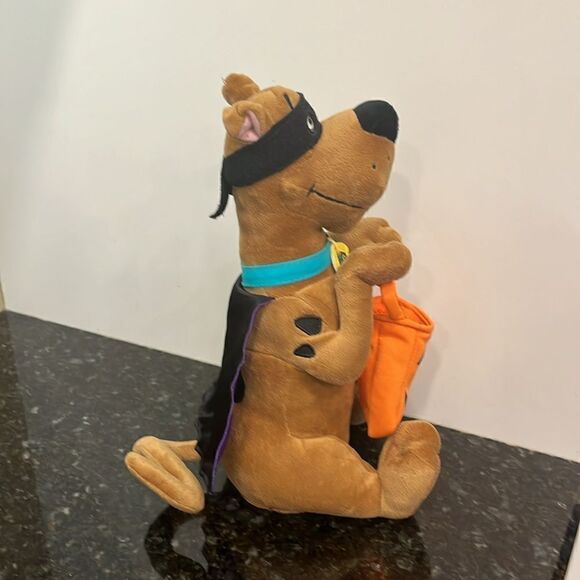 Hallmark Trick or Treatin' Scooby Doo Halloween Animated Talking Plush 12" 2008 - Picture 7 of 9